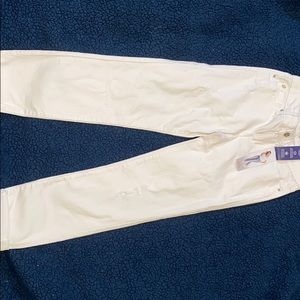 White distressed jeans